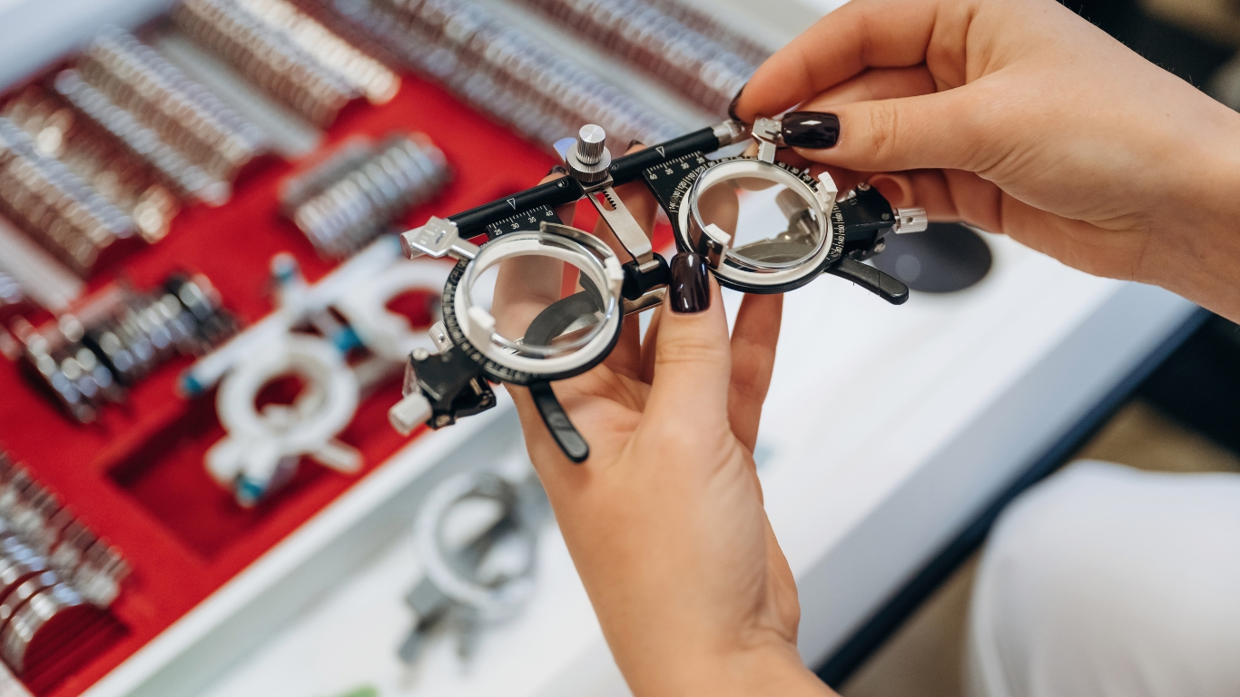 Magnifying glasses with light