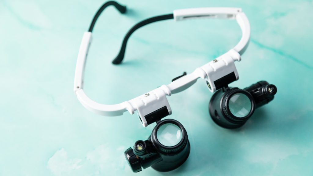 %Focus keyword% Magnifying glasses with light