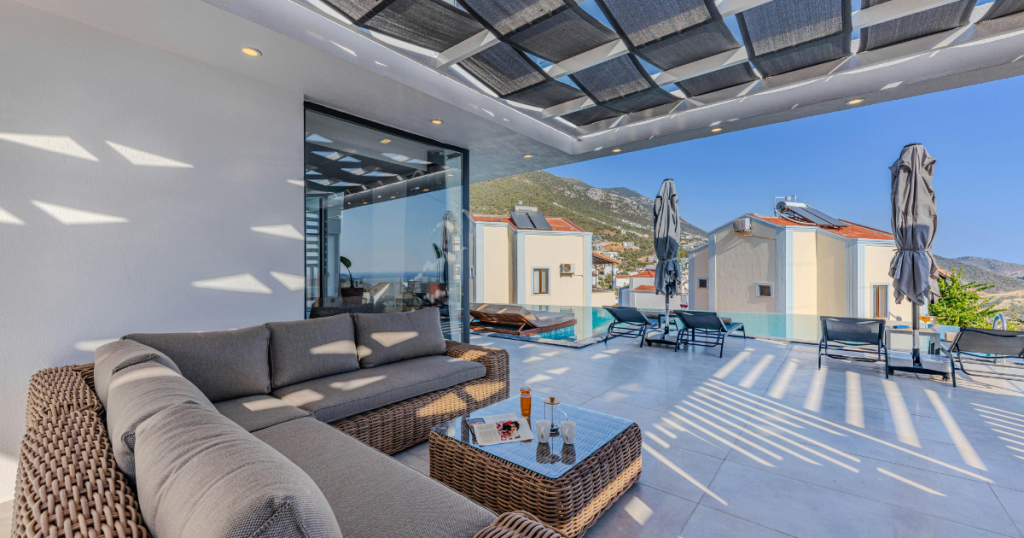 %Focus keyword% balcony furniture with umbrella